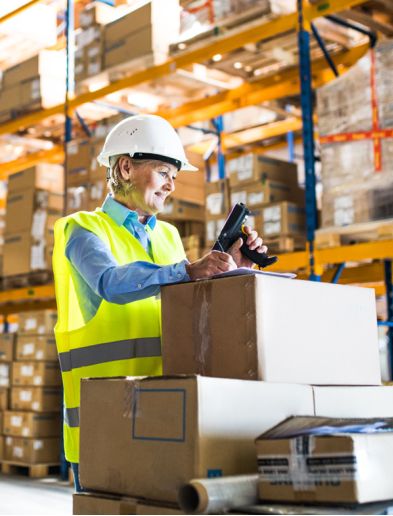 Job bei K-Plus Personalmanagement: Kommissioniererin in Lager vor Paketen