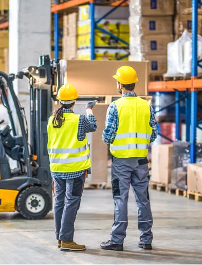 Job bei K-Plus Personalmanagement: Fachkräfte Lagerlogistik in Lagerhalle vor Gabelstapler