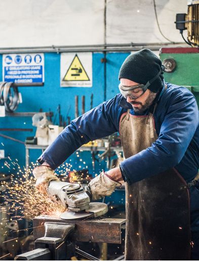 Job bei K-Plus Personalmanagement: Schlosser mit Winkelschleifer bei der Arbeit