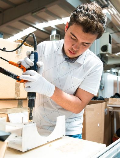 Job bei K-Plus Personalmanagement: Montierer befestigt Schrauben