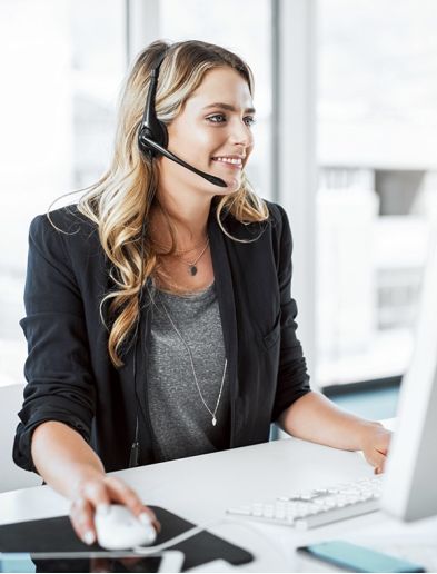 Job bei K-Plus Personalmanagement: Speditionskauffrau mit Headset sitzt an Computer