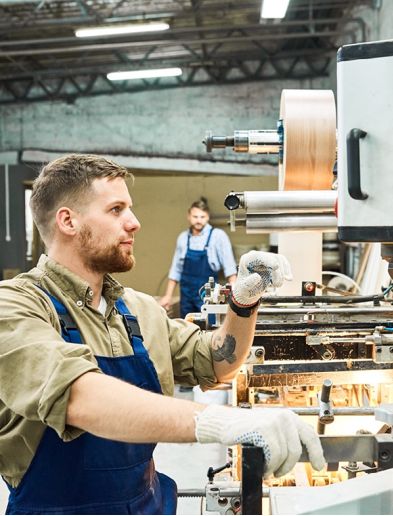 Job bei K-Plus Personalmanagement: Maschinenbediener bei der Arbeit