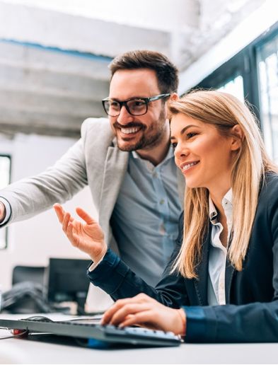 Job bei K-Plus Personalmanagement: Industriekaufmann und Industriekauffrau gemeinsam an Schreibtisch