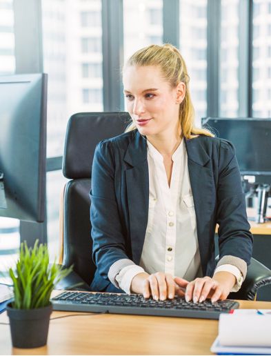 Job bei K-Plus Personalmanagement: Sekretärin tippt am Computer