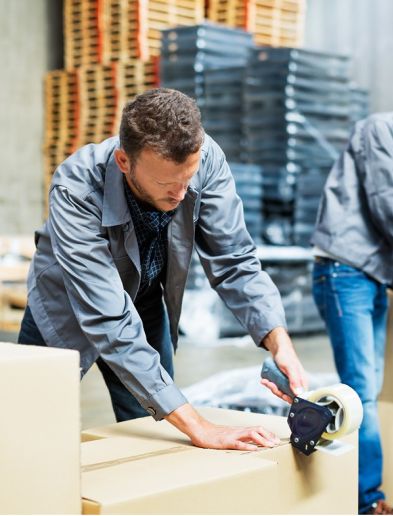 Job bei K-Plus Personalmanagement: Verpacker mit Klebebandroller verschließt Paket